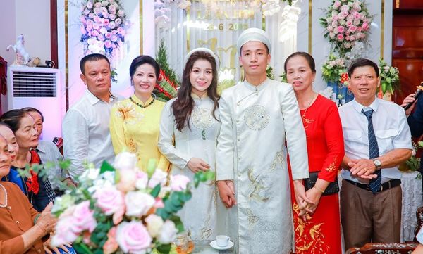 Tiến Dũng - Khánh Linh cùng gia đình nội ngoại.