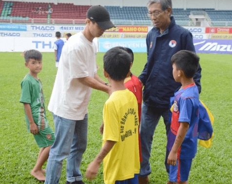 Công Phượng được fan nhí bủa vây trước ngày sang châu Âu