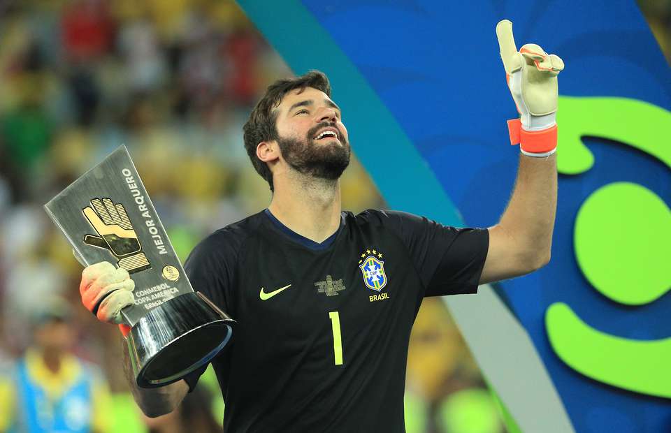 Alisson Becker xứng đáng là ứng cử viên Quả bóng vàng!