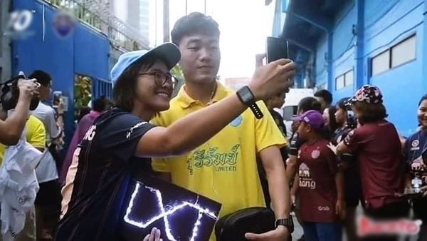 CĐV Thái Lan viết tâm thư ủng hộ Xuân Trường và xin fan Việt đừng ghét CLB Buriram