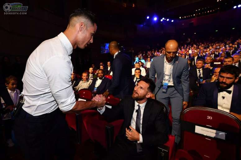 Messi đã có câu trả lời cho Ronaldo về lời mời ăn tối