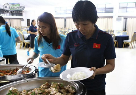 Đáng mừng: Bữa ăn của các nữ cầu thủ Việt Nam đã được cải thiện tại Sea Games 30