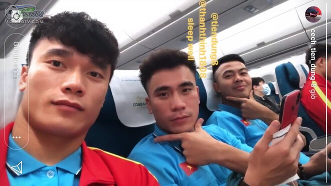 Biểu cảm khó đỡ của U23 Việt Nam trong ngày bay đến Hàn Quốc.