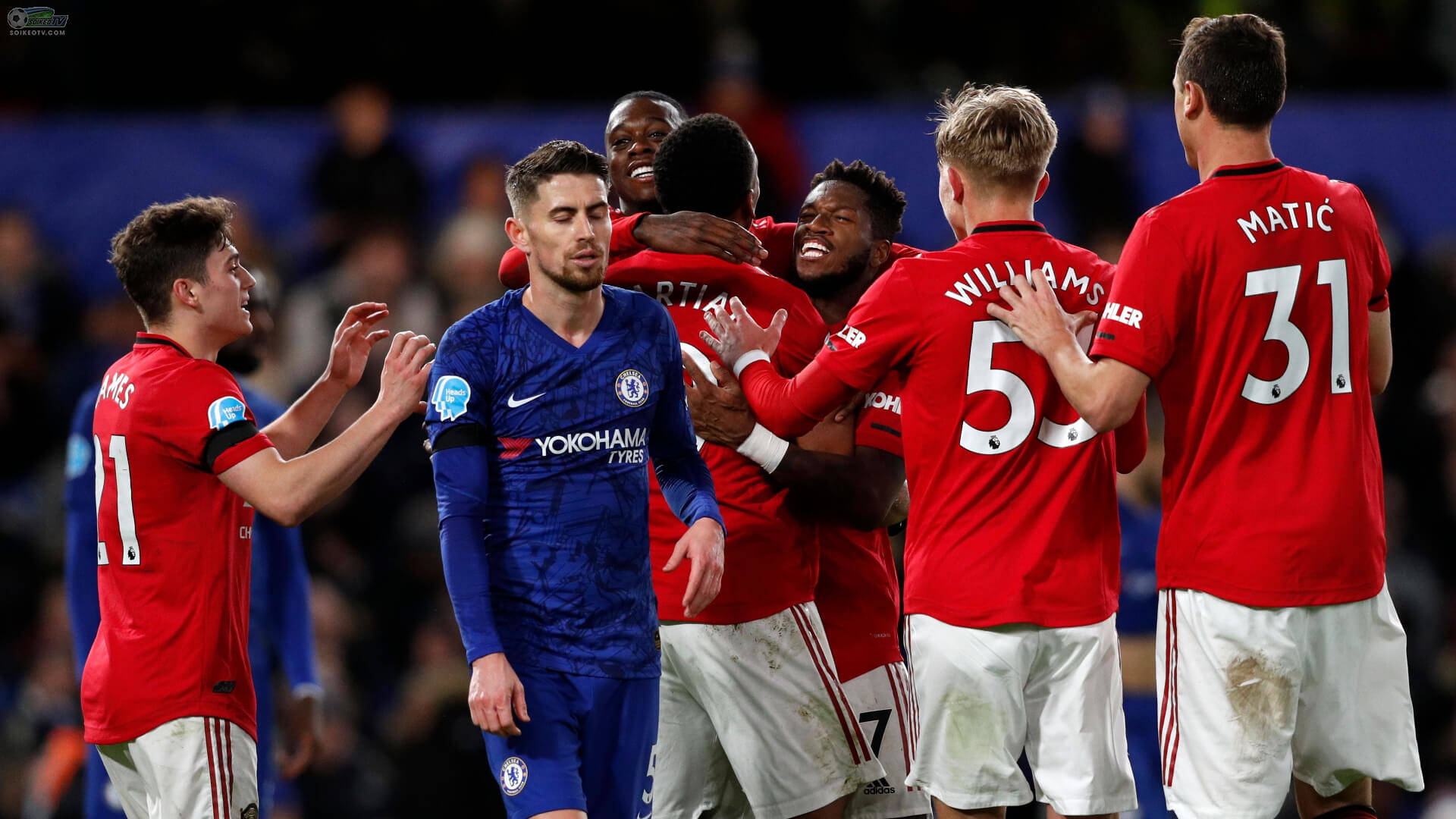 Đen cho Chelsea-The Blue, và đỏ cho Man United-The Red Devils!