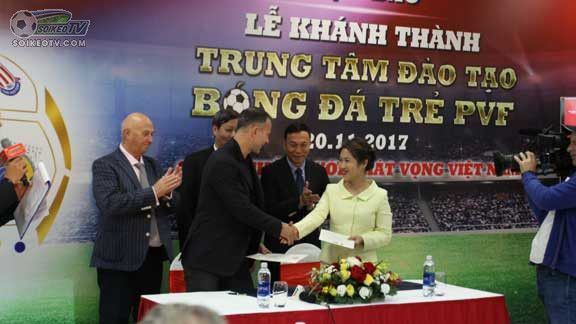 Người Thái choáng váng khi thấy Việt Nam hợp tác với 2 huyền thoại MU