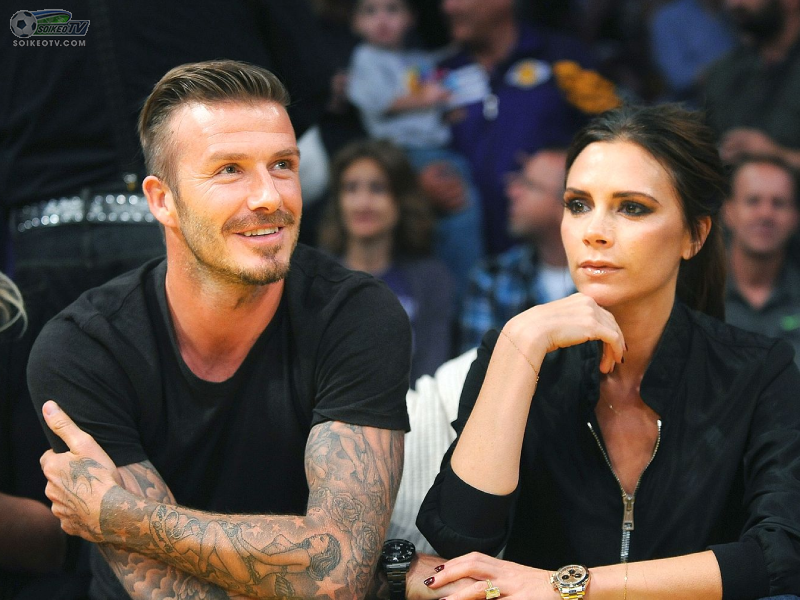 David Beckham cùng vợ tham dự giải bóng đá Anh