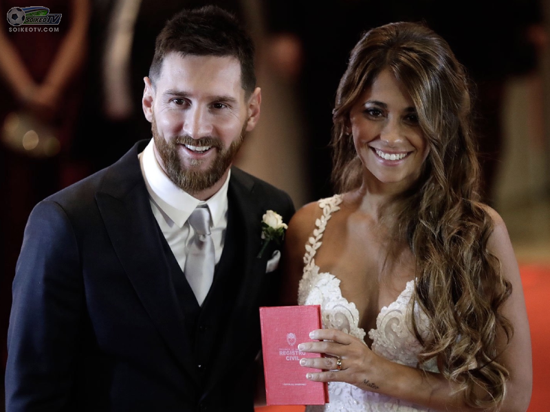 Câu chuyện tình yêu gần 2 thập kỉ của hai vợ chồng Messi