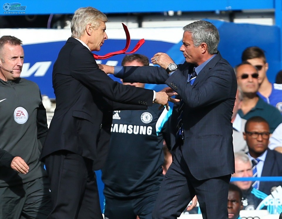 Bị châm chọc, Wenger chê Mourinho ‘trẻ trâu’