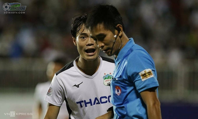 Cầu thủ HAGL bị ức chế tinh thần vì trọng tài dẫn đến trận thua đau Hà Nội FC