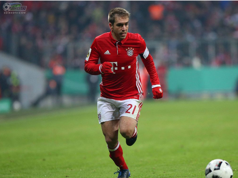 philipp-lahm-choi-o-vi-tri-hau-ve-canh