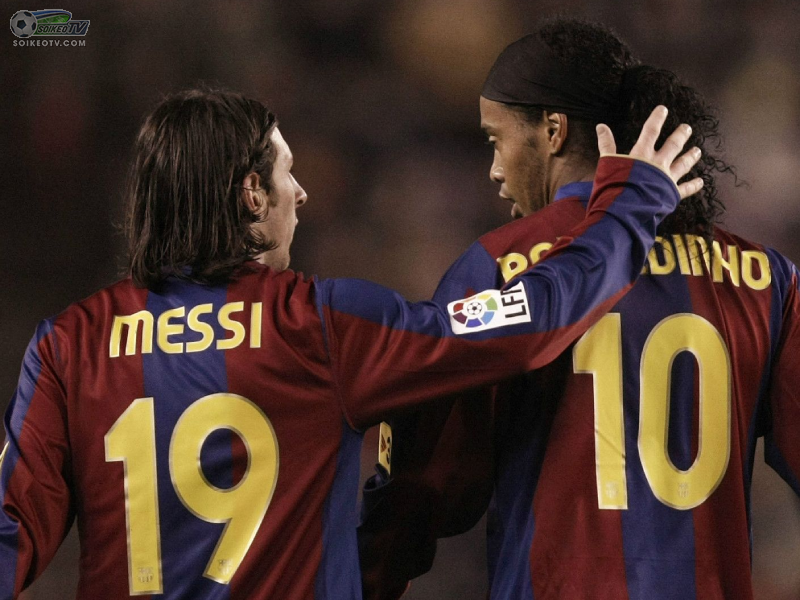 Ronaldinho đi tù và dấu chấm hết cho ngày trở về Barcelona